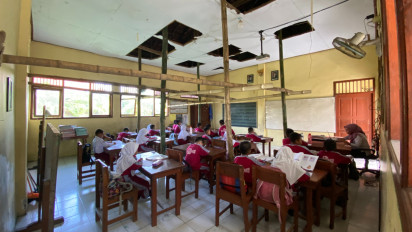 Memprihatinkan! Siswa SDN di Jombang Belajar di Bawah Atap Nyaris Roboh dengan Penyangga Bambu