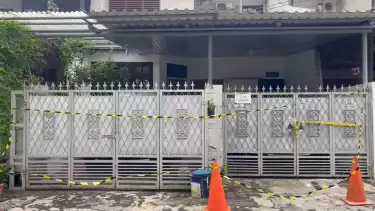 Lokasi remaja berinisial MAS (14) yang membunuh dengan menusuk ayah (APW) dan neneknya (RM) hingga tewas di Perumahan Bona Indah, Lebak Bulus, Jakarta Selatan, Sabtu (30/11).