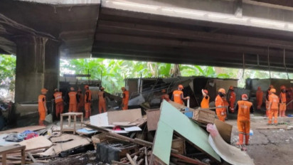 Lapak-Lapak dan Bekas Tempat Tinggal Warga di Kolong Tol Angke Dibersihkan