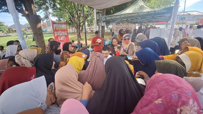 Ratusan Emak-Emak di Brebes Rela Berdesak-desakan Berebut Paket Sembako Murah