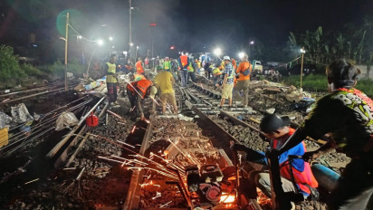 Jelang Nataru 2025, PT KAI Gencar Lakukan Penggantian Rel Kereta Api Baru di Probolinggo