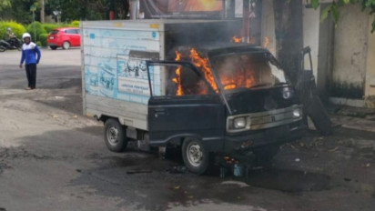 Diduga Korsleting Listrik, Mobil Boks Terbakar di Tengah Pemukiman Padat Ponorogo