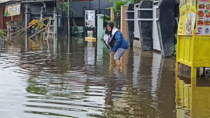 Ratusan Rumah di Mojokerto Masih Terendam Banjir, Warga Mulai Terserang Penyakit