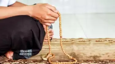 Ilustrasi membaca zikir agar rezeki datang sebelum shalat Subuh