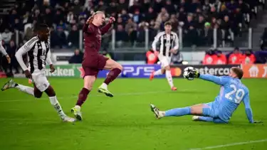 Aksi Erling Haaland dihalau kiper Michele Di Gregorio dalam laga Juventus vs Manchester City
