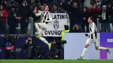 Aksi Erling Haaland dihalau kiper Michele Di Gregorio dalam laga Juventus vs Manchester City