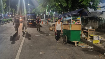 Bikin Macet, Satpol PP Bubarkan Parkir Liar dan Pedagang Emperan Pasar Gresik