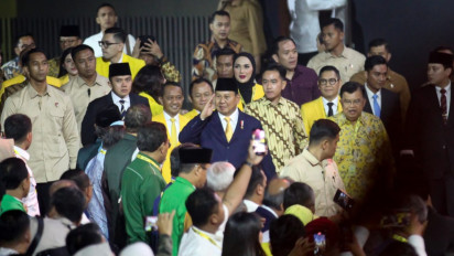 Sindiran Elegan Bahlil: Jas Hitam, Dasi Kuning, Golkar Tetap di Hati Presiden Prabowo