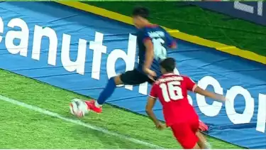 Proses sebelum terjadinya gol ketiga Laos ke gawang Timnas Indonesia di Piala AFF 2024, sekilas terlihat bola sudah keluar lapangan
