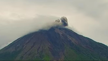Gunung Semeru Erupsi, Kolom Abu Tebal Setinggi 500 Meter Mengarah ke Timur Laut