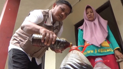 Unik! Warga Jelakombo Jombang Tukar Minyak Jelantah dengan Beras untuk Disedekahkan ke Warga Kurang Mampu