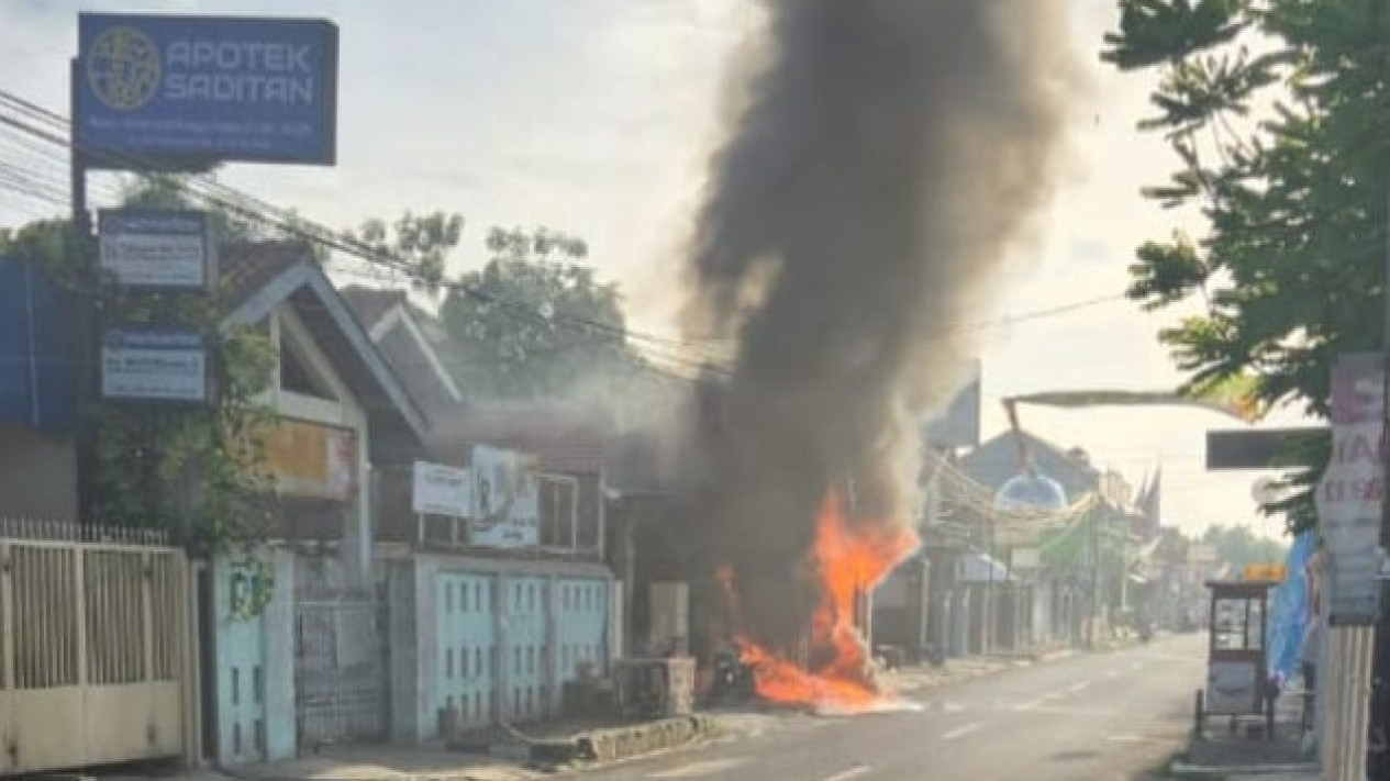 Gara-gara Puntung Rokok, Kios Bensin Eceran di Brebes Terbakar
            - galeri foto