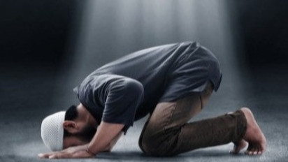 Tata Cara Doa Saat Sujud yang Sesuai Ajaran Islam, Ustaz Adi Hidayat Jangan Sampai Minta Hajat dengan…