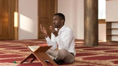 Doa Sore yang Bisa Bikin Selamat Dunia Akhirat, Ustaz Khalid Basalamah Sarankan Lakukan Amalan Ini dengan…