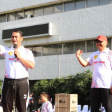 Unik! Mentan Amran Bagi-Bagi Sajadah dan Tikus ke Staf pada Peringatan Hari Antikorupsi