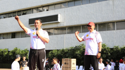 Unik! Mentan Amran Bagi-Bagi Sajadah dan Tikus ke Staf pada Peringatan Hari Antikorupsi