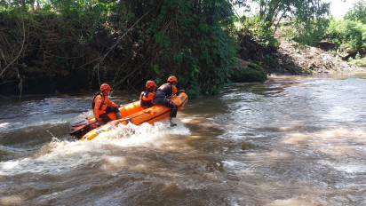 Seorang Nenek Hilang Terseret Arus Sungai Bondoyudo Lumajang, BPBD Lakukan Pencarian