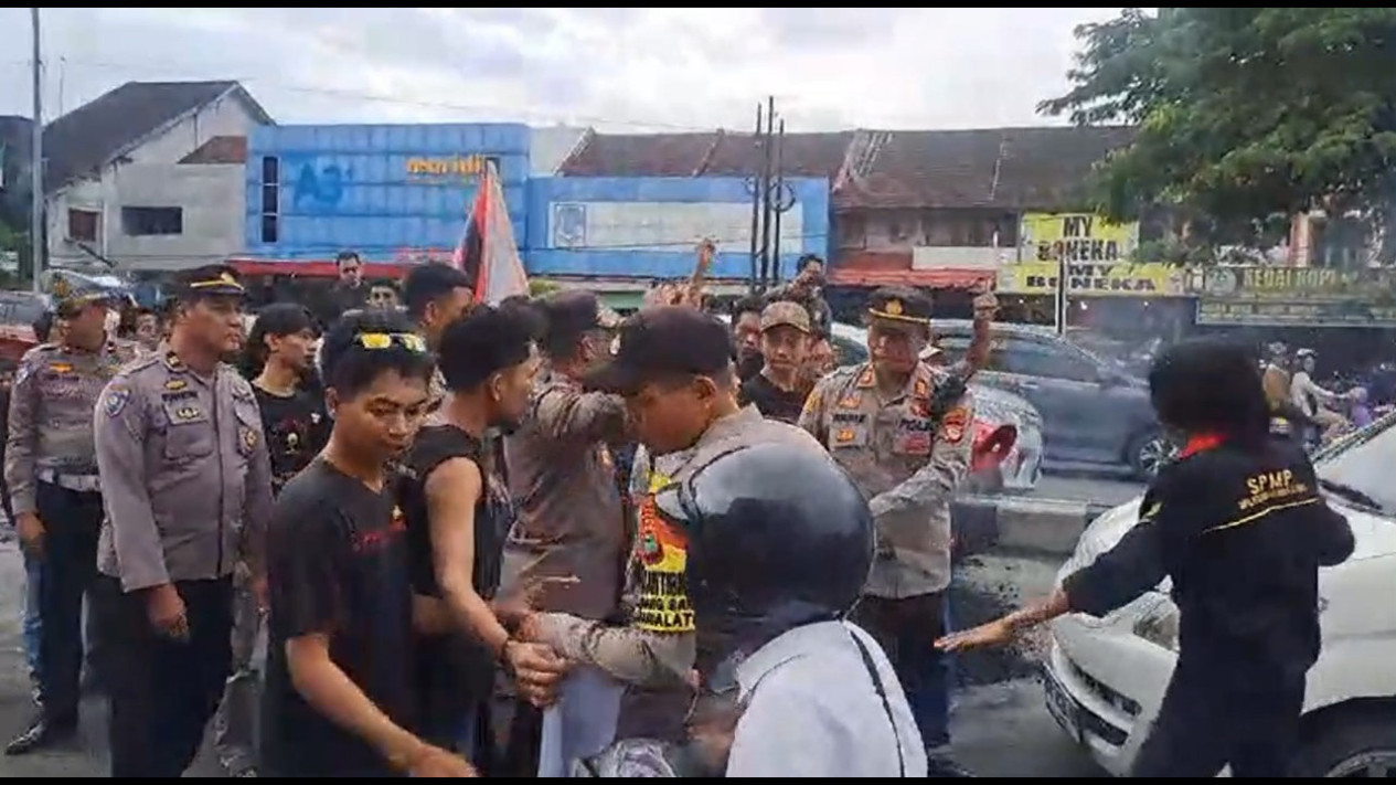 Demo Hari HAM di Makassar, Mahasiswa dan Polisi Saling Dorong
            - galeri foto