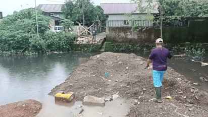 Kakak Adik di Makassar Tenggelam di Kubangan Saat Pulang Sekolah