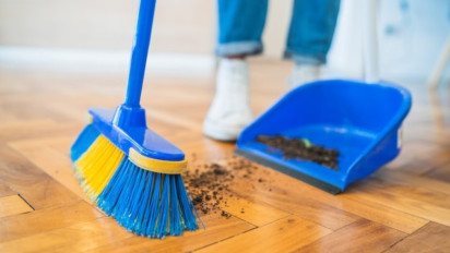 Memangnya Benar ya Nyapu di Malam Hari Bikin Rezeki Seret? Kata Buya Yahya yang Sebenarnya Itu Hanya ....