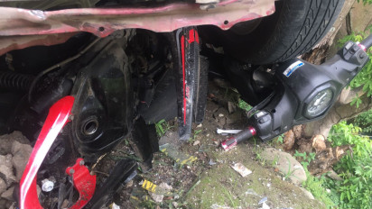 Pengendara Motor di Majene Terpental Ke Sungai Usai Ditabrak Minibus