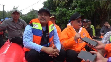 Mensos RI Gus Ipul Tinjau Banjir di Desa Jombok Jombang, Berikan Bantuan dan Pantau Kondisi Pengungsi