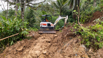 11 KK di Trenggalek Terisolir setelah Jalan Tertutup Longsor                                              .