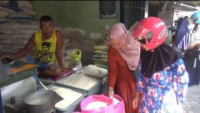 Harga Beras Meroket Jelang Nataru, Pedagang Keluhkan Sepi Pembeli
