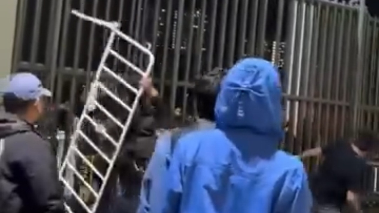 Memalukan! Suporter Malaysia Ngamuk hingga Banting Pagar ke Fans Thailand usai Negaranya Kalah di Piala AFF 2024
            - galeri foto