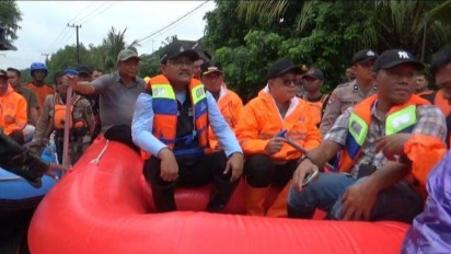 Mensos Gus Ipul Tinjau Banjir di Desa Jombok Jombang, Berikan Bantuan dan Pantau Langsung Kondisi Pengungsi