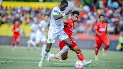 Hasil Liga 1 2024-2025: Ardi Idrus Dikartu Merah, Rekor Kemenangan Persebaya Surabaya Terhenti di Tangan Tim Papan Bawah