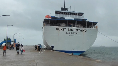 KM Bukit Siguntang Tabrak Dermaga Pelabuhan Parepare Akibat Cuaca Buruk