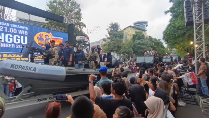 Ribuan Warga Surabaya Tumpah Ruah Saksikan Navy Parade TNI AL di Jalan Tunjungan