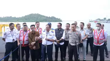 Dir Kepatuhan dan Manajemen Risiko Jasa Raharja, Harwan Muldidarmawan, bersama Wamen Perhubungan Suntana, dan Kakorlantas Polri, Irjen Pol. Aan Suhanan, melaksanakan survei kesiapan Pelabuhan Merak dan Bakauheni.
