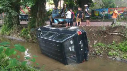 Mobil Panther Milik Guru MI Bululawang Tercebur Sungai di Kedungkandang Kota Malang