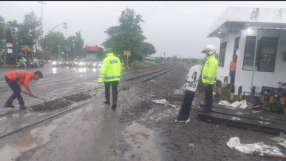 Satlantas Polres Lamongan Siaga, Atur Lalu Lintas di Tengah Hujan dan Kemacetan