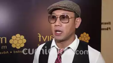 Denny Sumargo saat diwawancarai awak media