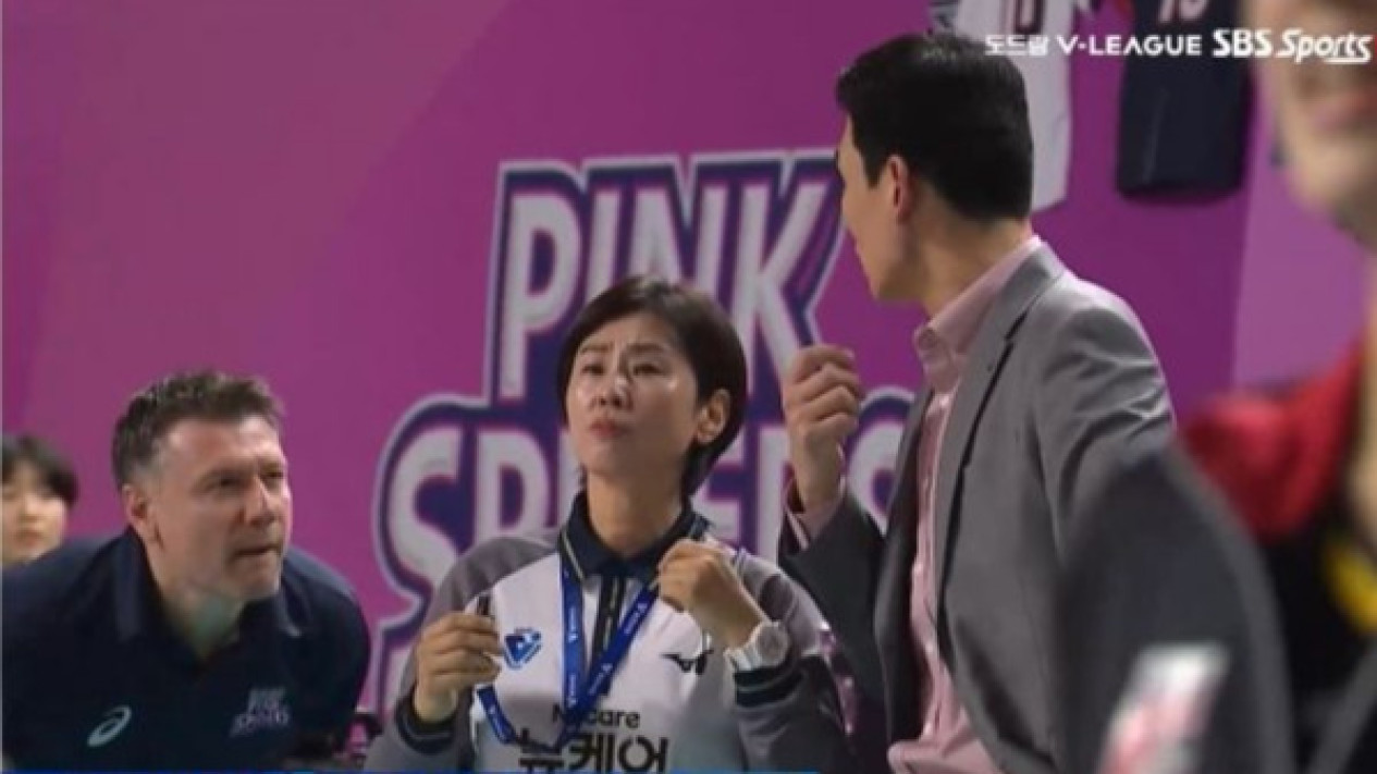 Detik-detik Asisten Pelatih Pink Spiders Lakukan Hal Tak Senonoh Pada Ko Hee-jin, Netizen Korea Selatan Sampai Murka!
            - galeri foto