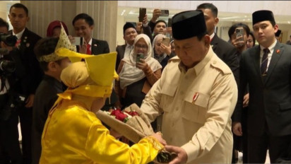Presiden Prabowo Tiba di Kairo, Disambut Pejabat Tinggi hingga Siswa SD WNI Berbusana Adat
