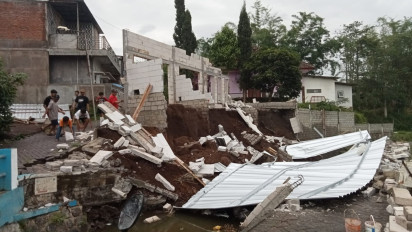 Diterjang Derasnya Arus Sungai, Rumah Warga di Kota Batu Ambrol