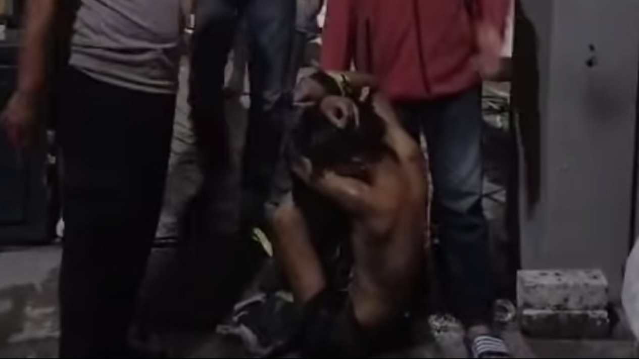 Kepergok Mencuri, Pelaku Curanmor Babak Belur Dihajar Warga di Duduksampeyan Gresik
            - galeri foto