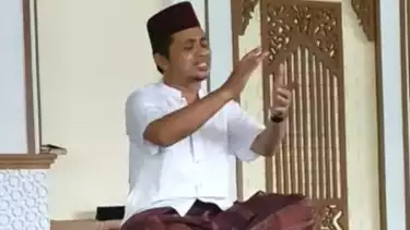 Usman Ali berdoa dengan cara tepuk tangan di depan para jamaahnya