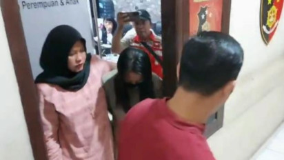 Viral Video Detik-detik Istri Sah Labrak Pelakor, hingga Kemaluannya Dilumuri Cabai, Ini Kronologinya