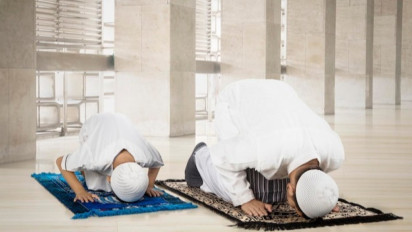 Setiap Shalat Dhuhur dan Ashar Kenapa Bacaannya Tidak Bersuara? Ustaz Adi Hidayat Beri Jawaban Sederhana