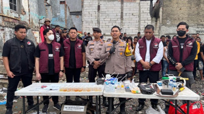 Gerebek Kampung Boncos, Polisi Amankan 31 Orang Positif Sabu dan Sita Barbuk