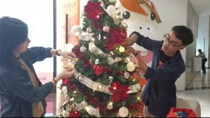 Universitas Ciputra Surabaya Sulap Tutup Botol Plastik Jadi Hiasan Natal Pixel Art Ramah Lingkungan