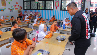 275 Siswa SDN Kaliangke 12 Jakbar Nikmati Menu Makan Bergizi Rp10.000 per Porsi, Ini Buktinya