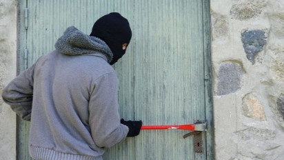 Sekelompok Orang Bobol Rumah di Pulogadung dan Keroyok Pemilik Rumah dengan Bambu