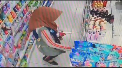 Terekam CCTV Minimarket, Wanita Berseragam Sekolah Curi Kosmetik                            . .  ....     .......