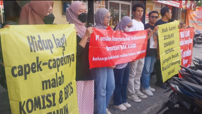 Korban Kembali Aksi Diam di Depan Kantor Perusahaan Fintech di Jalan Magelang Yogyakarta